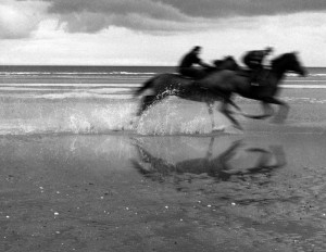 Horse racing on the sands-thestewartsinireland.ie